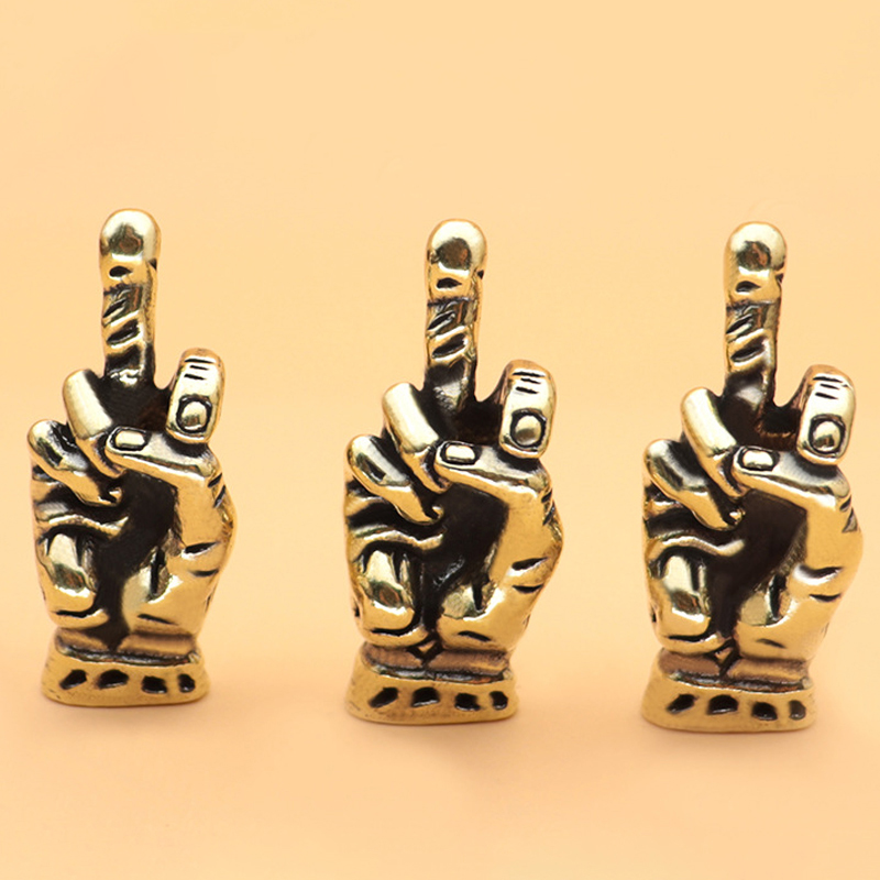 Home Office Freelancer - Mano in rame con statua diritta